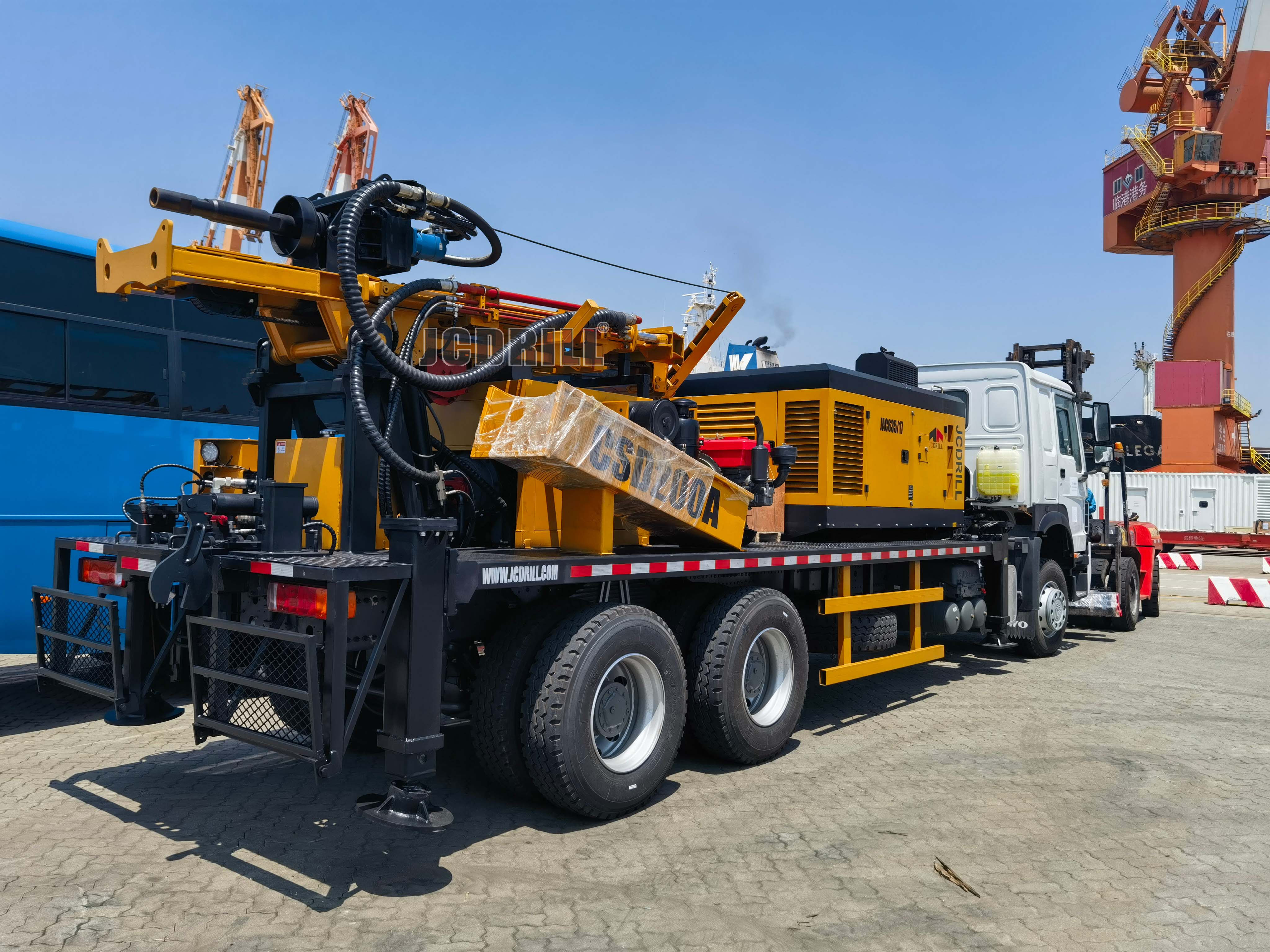 Доставка буровой установки для бурения скважин на воду, смонтированной на грузовике, в Северную Америку по морю