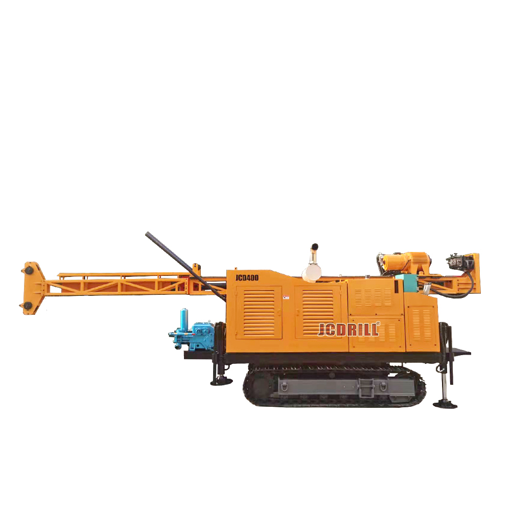 Гусеничная гидравлическая буровая установка JCD400 для разведки и добычи золота с возможностью отбора керна с помощью проволочного троса.