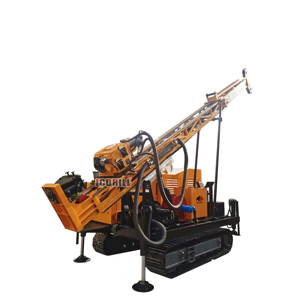 Гусеничная гидравлическая буровая установка JCD400 для разведки и добычи золота с возможностью отбора керна с помощью проволочного троса.